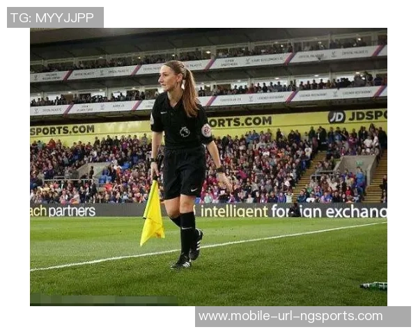 足球进球时边裁的旗语解析与规则解读助你更好理解比赛动态